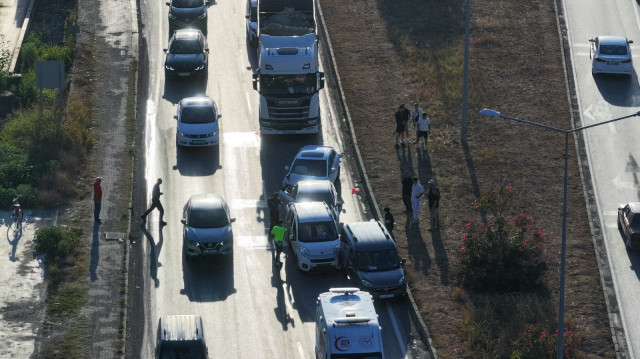 Trafik ekipleri ulaşımı kontrollü sağlıyor.