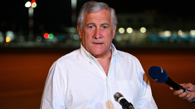Le ministre italien des Affaires étrangères, Antonio Tajani, s'adresse aux journalistes avant l'arrivée d'un avion militaire italien transportant des enfants palestiniens de Gaza et leurs familles, le 13 août 2025, à l'aéroport Ciampino de Rome. Il s'agit de la plus grande opération d'évacuation médicale menée depuis janvier 2024.