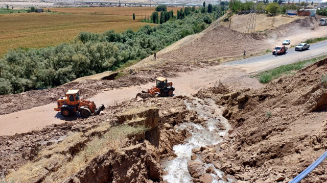 Olay, saat 10.30 sıralarında 370-02 kara yolunda meydana geldi. Batman-Bismil Devlet Yolu’nun Diktepe mevkisindeki Devlet Su İşleri’ne (DSİ) ait sulama kanalının geçtiği bölgede çökme meydana geldi.
