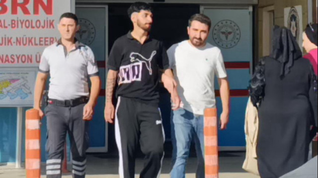 Evde yapılan aramada mutfak dolabında gizlenmiş halde 330 gram bonzai uyuşturucu maddesi ele geçirildi.