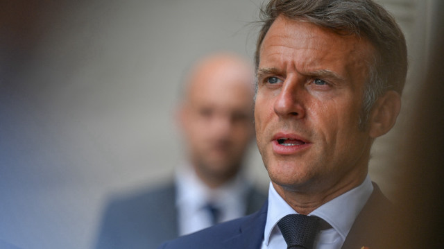 Le président français Emmanuel Macron s'exprime à l'issue d'une vidéoconférence sur l'Ukraine depuis la résidence présidentielle de Fort de Brégançon à Bormes-les-Mimosas, dans le sud de la France, le 13 août 2025. 