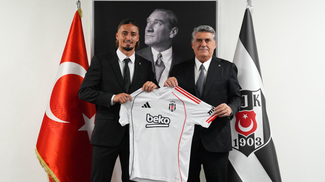 Taylan Bulut, başkan Serdal Adalı ile birlikte pozunu verdi.