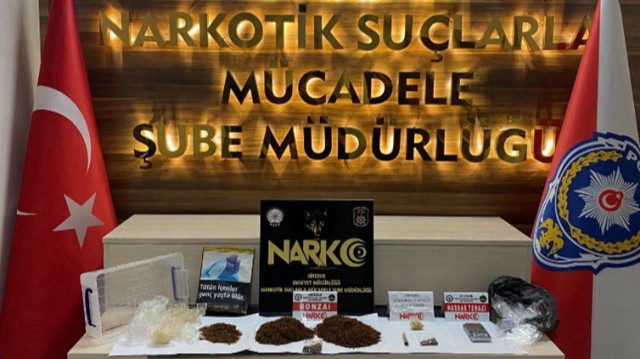 Operasyonda 249,38 gram sentetik uyuşturucu, 7,8 gram sentetik uyuşturucu hammaddesi, hassas terazi ve 5 bin 400 lira ele geçirildi.