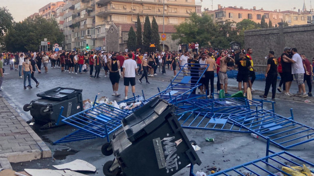 Polisler Göztepe taraftarlarına müdahele etti. Olaylar büyümeden yatıştırıldı.
