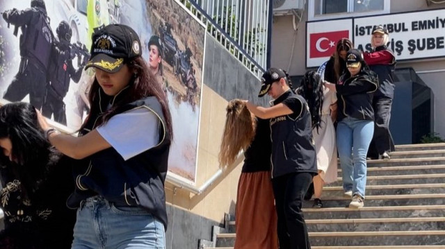 Güvenlik kamerası görüntülerini inceleyen ekipler, 4 kadının, yanlarında getirdikleri kartla dairelerin kapısını açtığını, hırsızlık yaptıktan sonra da bir yerde üstlerini değiştirerek kaçtığını tespit etti.