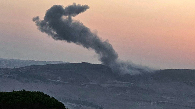 Une photo prise depuis le village de Marjayoun, dans le sud du Liban, montre de la fumée s'élevant du site d'une frappe aérienne israélienne qui a visé la périphérie du village de Kfartibnit, dans le district de Nabatieh, le 15 août 2025.