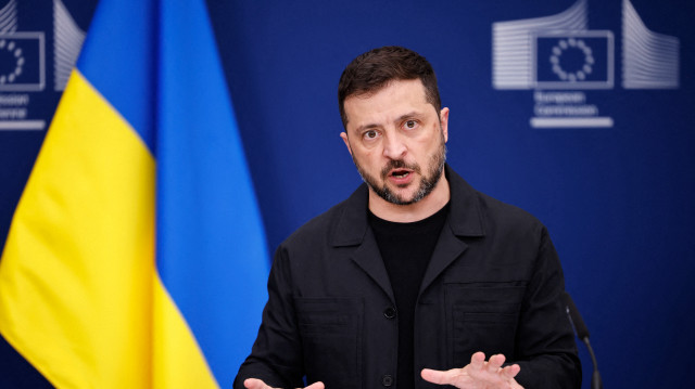 Le président ukrainien Volodymyr Zelensky s'exprime lors d'une conférence de presse conjointe avec le président de la Commission européenne à Bruxelles, le 17 août 2025.