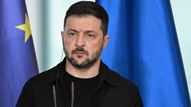 Le président ukrainien Volodymyr Zelensky observe pendant une conférence de presse conjointe avec la chancelière allemande après une vidéoconférence des dirigeants européens avec le président américain sur la guerre en Ukraine, avant un sommet entre les dirigeants américains et russes, à Berlin, le 13 août 2025. 