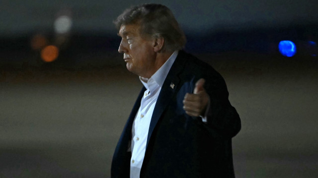Le président américain Donald Trump lève le pouce après avoir atterri à la base militaire d'Andrews, dans le Maryland, le 15 août 2025. 