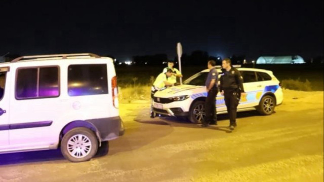 Üçüncü kez alkollü yakalandı, polis aracının arkasına saklandı