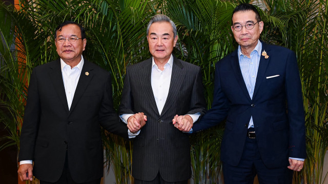 Cette photo prise et publiée le 14 août 2025 par le gouvernement royal thaïlandais montre le ministre thaïlandais des Affaires étrangères Maris Sangiampongsa (à droite) posant pour une photo avec le ministre chinois des Affaires étrangères Wang Yi (au centre) et le ministre cambodgien des Affaires étrangères Prak Sokhonn (à gauche) lors de leur rencontre à Anning, dans la province chinoise du Yunnan, en marge de la 10e réunion des ministres des Affaires étrangères de la coopération du Mékong - Lancang. Cinq jours d'affrontements entre la Thaïlande et le Cambodge ont éclaté en juillet, lorsque des troupes terrestres, de l'artillerie et des avions ont mené des combats transfrontaliers qui ont fait au moins 43 morts et poussé plus de 300 000 civils à fuir.