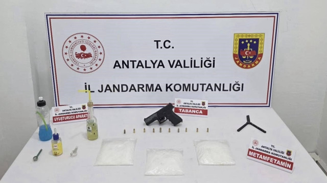 JAntalya Kepez’de belirlenen adreslere yapılan operasyonda bin 180 gram metamfetamin ile ruhsatsız tabanca ele geçirildi.