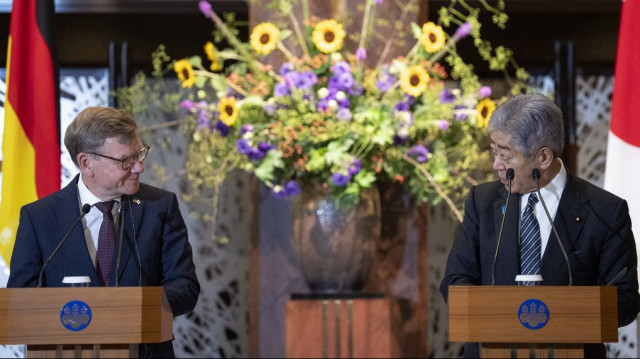 Le ministre allemand des Affaires étrangères Johann Wadephul (à gauche) et le ministre japonais des Affaires étrangères Takeshi Iwaya participent à une conférence de presse conjointe à la résidence Iikura à Tokyo, le 18 août 2025.