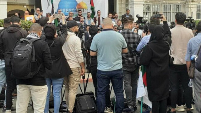 الجزائر.. عشرات الصحفيين ينظمون وقفة تضامن مع زملائهم بغزة