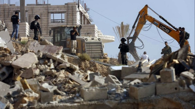قوات الاحتلال تهدم منشآت بالضفة ومستوطنون يمنعون فلسطينيين من العودة لأرضهم