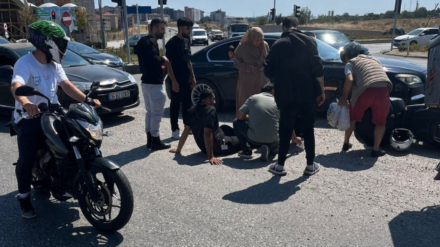 TEKİRDAĞ'IN KAPAKLI İLÇESİNDE OTOMOBİLE ÇARPMAMAK İÇİN MANEVRA YAPAN MOTOSİKLET DEVRİLDİ