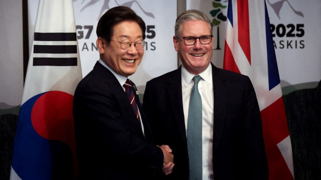 Le Premier ministre britannique Keir Starmer (à droite) et le président sud-coréen Lee Jae-myung.