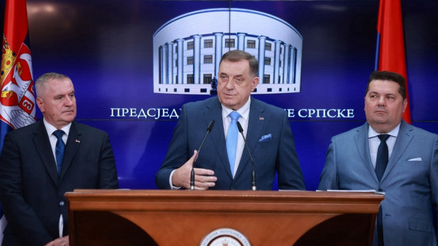 Le leader serbe bosniaque et président de la Republika Srpska, Milorad Dodik (au centre), entouré du Premier ministre de la Republika Srpska, Radovan Viskovic (à gauche), et du président du Parlement de la Republika Srpska, Nenad Stevanovic, s'exprime lors d'une conférence de presse à Banja Luka, le 12 mars 2025.