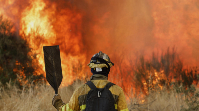 Plus de 300.000 hectares déjà ravagés, des milliers d’évacués et une alerte rouge maintenue sur la péninsule Ibérique.