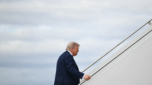 Le président américain Donald Trump monte à bord d'Air Force One avant de quitter la base militaire Elmendorf-Richardson à Anchorage, en Alaska, après avoir participé à un sommet américano-russe sur l'Ukraine avec le président russe le 15 août 2025.