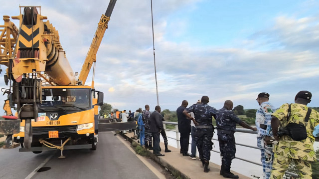 À la suite de l’accident survenu dans la nuit du dimanche 17 août 2025, impliquant un bus tombé dans le fleuve Ouémé à hauteur de Thio, dans la commune de Glazoué, le Ministre béninois de l’Intérieur et de la Sécurité publique, Monsieur Alassane SEIDOU, également président de la Plateforme Nationale de Réduction des Risques de Catastrophe et d'Adaptation au Changement climatique, s’est personnellement rendu sur les lieux.