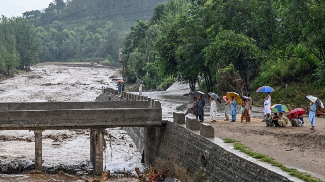 Les villageois observent la montée des eaux dans le district de Buner, dans la province pakistanaise de Khyber Pakhtunkhwa, le 18 août 2025.