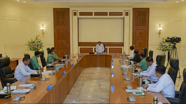 Cette photo prise et publiée par l'équipe d'information militaire du Myanmar le 31 juillet 2023 montre U Myint Swe (au centre), président par intérim du Myanmar, s'exprimant lors d'une réunion du Conseil de défense et de sécurité à Naypyidaw. U Myint Swe est décédé au début du mois d'août 2025.