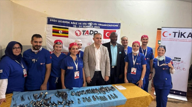 أطباء أتراك يخلصون مئات المرضى من آلام الأسنان في أوغندا