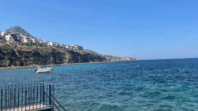 İzmir'de göçmen botu battı