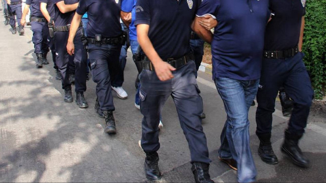 Yerlikaya, Next Sosyal hesabından yaptığı paylaşımda, jandarma ekiplerince 5 ilde 5 ayrı suç örgütüne yönelik operasyon düzenlendiğini belirtti.
