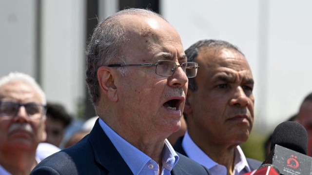 Le Premier ministre palestinien Mohammad Mustafa (au centre), accompagné du ministre égyptien des Affaires étrangères Badr Abdelatty (à droite), s'exprime lors d'une conférence de presse du côté égyptien du poste-frontière de Rafah, à Rafah, le 18 août 2025.