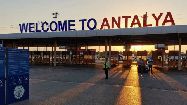 Le hub touristique de la Méditerranée turque a accueilli plus de 230.000 voyageurs samedi, un chiffre inédit selon le ministre des Transports.