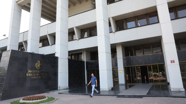 Un homme passe devant la Banque centrale de Turquie, à Ankara.