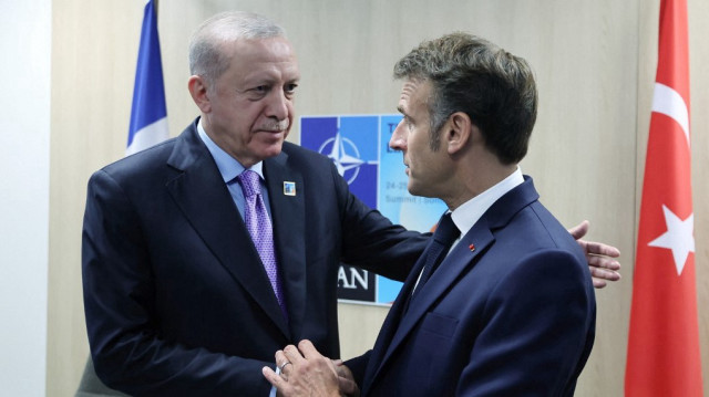 Cette photo prise et publiée par le service de presse de la présidence turque le 25 juin 2025 montre le président français Emmanuel Macron (à gauche) serrant la main du président turc Recep Tayyip Erdogan lors de leur rencontre en marge du sommet de l'Organisation du traité de l'Atlantique Nord (OTAN) à La Haye.