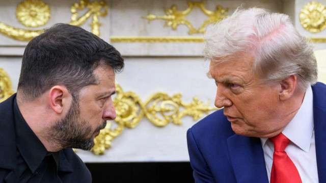 Le président ukrainien Volodymyr Zelensky et le président américain Donald Trump participent à une réunion dans le bureau ovale de la Maison Blanche à Washington, DC, le 18 août 2025.