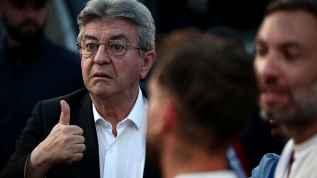 Le fondateur du parti français de gauche La France Insoumise (LFI), Jean-Luc Mélenchon (à gauche), lève le pouce lors d'un rassemblement en soutien à l'avocate franco-palestinienne et députée européenne du parti La France Insoumise (LFI), Rima Hassan, place de la République à Paris, le 12 juin 2025, à la suite de son expulsion après qu'Israël l'ait arrêtée, ainsi que d'autres militants, à bord d'un bateau humanitaire à destination de Gaza.