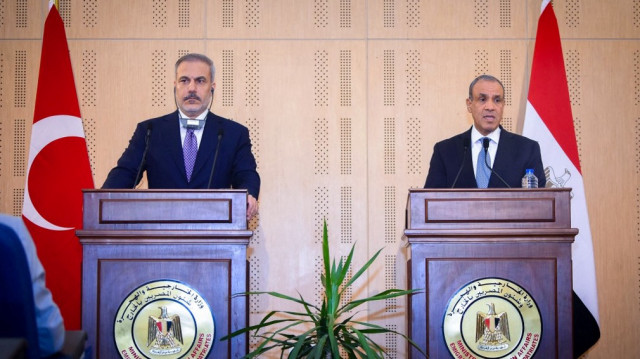 Cette photo fournie par le ministère égyptien des Affaires étrangères montre le ministre égyptien des Affaires étrangères, Badr Abdelatty (à droite), assistant à une conférence de presse avec le ministre turc des Affaires étrangères, Hakan Fidan (à gauche), après leur rencontre à El-Alamein le 9 août 2025.