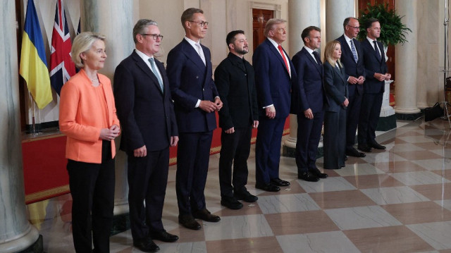 La présidente de la Commission européenne Ursula von der Leyen, le Premier ministre britannique Keir Starmer, le président finlandais Alexander Stubb, le président ukrainien Volodymyr Zelensky, le président américain Donald Trump, le président français Emmanuel Macron, la Première ministre italienne Giorgia Meloni, le chancelier allemand Friedrich Merz et le secrétaire général de l'OTAN Mark Rutte se réunissent pour une photo de groupe avant leur réunion à la Maison Blanche le 18 août 2025 à Washington, DC. 