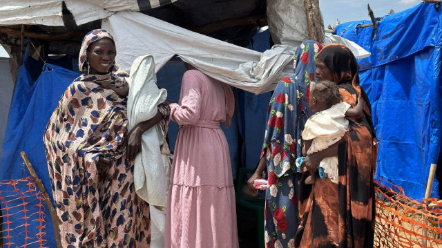 Des proches soudanais de patients atteints du choléra attendent au centre d'isolement où leurs proches sont soignés, dans les camps de réfugiés de l'ouest du Soudan, dans la ville de Tawila au Darfour, le 14 août 2025.