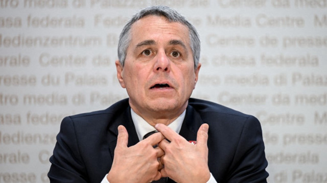 Le ministre suisse des Affaires étrangères Ignazio Cassis s'adresse aux médias lors d'une conférence de presse organisée à la suite de la publication d'une nouvelle série d'accords entre la Commission européenne et la Suisse visant à redéfinir les relations entre les deux voisins après des années de négociations souvent ardues, le 13 juin 2025, à Berne.
