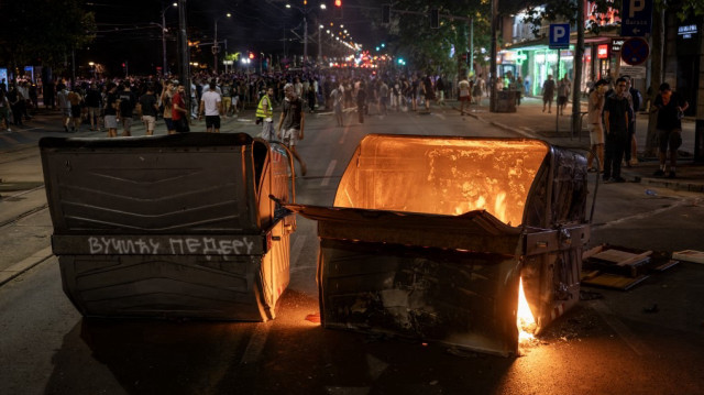 Des manifestants ont incendié des poubelles dans une rue lors des manifestations antigouvernementales qui se déroulaient à Belgrade le 18 août 2025. Le président serbe a promis le 17 août une réponse « ferme » aux manifestations antigouvernementales, après près d'une semaine d'affrontements violents entre ses partisans, la police et les manifestants dans tout le pays.