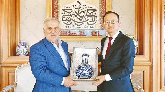 Albayrak Yönetim Kurulu Başkanı Ahmet Albayrak, ziyarette Çin'in Ankara Büyükelçisi Jiang Xuebin'e hediye sundu.