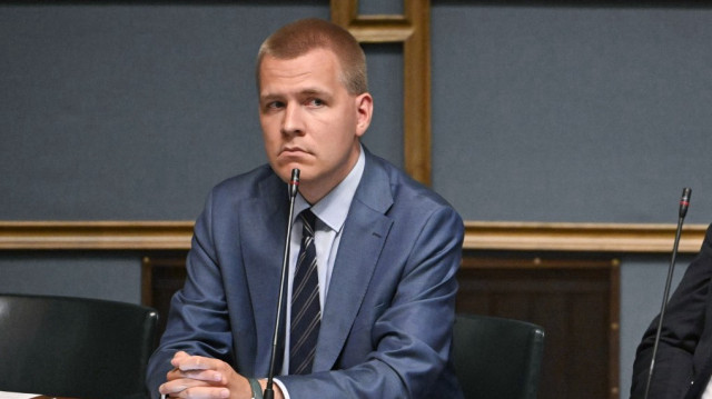 Cette photo d'archive prise le 9 juillet 2024 montre Eemeli Peltonen, député finlandais du Parti social-démocrate, assistant à une séance plénière pour débattre d'un projet de loi controversé qui permettrait aux gardes-frontières de refouler les demandeurs d'asile à la frontière, au parlement à Helsinki, en Finlande. Eemeli Peltonen, député du Parti social-démocrate finlandais, est décédé dans le bâtiment du Parlement finlandais le 19 août 2025 à l'âge de 30 ans, a annoncé le service de communication de l'assemblée.