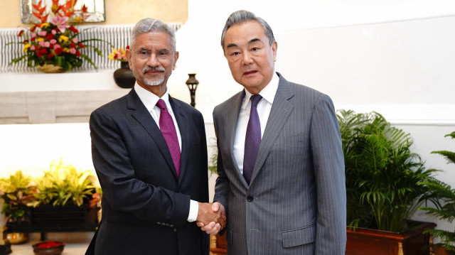 Le Ministre indien des Affaires étrangères, Subrahmanyam Jaishankar, et son homologue chinois, Wang yi.