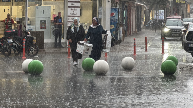 Kırklareli'nde şiddetli sağanak etkili oldu. Öğleden sonra aniden başlayan sağanak yaşamı olumsuz etkiledi. Sağanak nedeniyle bazı cadde ve sokaklarda kısa sürede su birikintileri oluştu.