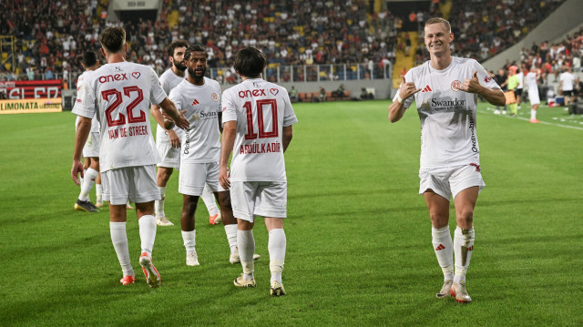 Trendyol Süper Lig'in 2. haftasında Gençlerbirliği ile Hesap.com Antalyaspor Eryaman Stadı'nda karşılaştı. Bir pozisyonda Hesap.com Antalyaspor oyuncuları atılan golün ardından sevinç yaşadı.