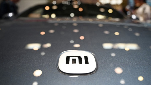 Le logo Xiaomi est visible sur une Xiaomi SU7 au Salon automobile de Pékin, le 3 mai 2024.