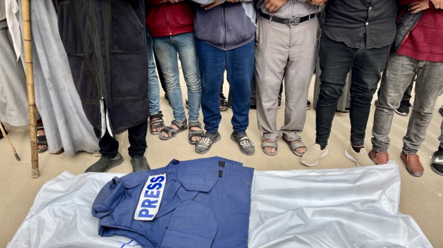 Des personnes en deuil prient devant le corps du journaliste Ahmed Mansur au complexe médical Nasser à Khan Yunis, dans le sud de la bande de Gaza, le 8 avril 2025.
