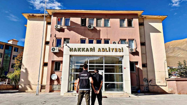 Hakkari’de polis ekipleri aranması bulunan 15 şüpheli yakalandı.