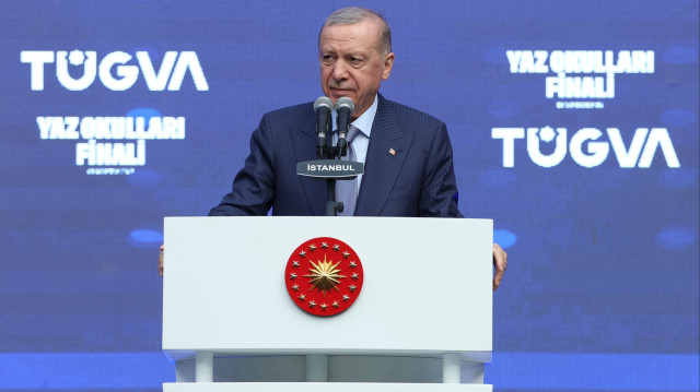 Le président Recep Tayyip Erdoğan a prononcé un discours lors du programme final des écoles d'été de la Fondation de la jeunesse de Türkiye (TÜGVA) qui s'est tenu au stade Tüpraş.